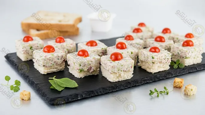 سینی راتا ژامبون و پیازچه که با گوجه گیلاسی و برگ ریحان تزئین شده در دوره آموزش تهیه اتا ژامبون و پیازچه