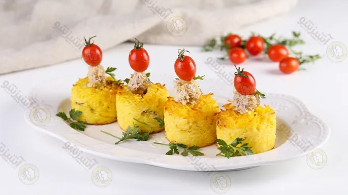 بشقاب ته چین مرغ فینگرفودی همراه با تزئین گوجه گیلاسی