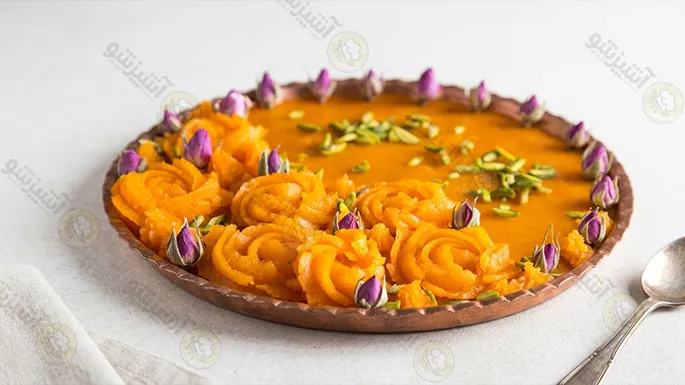 سینی حلوا هویچ تزئین شده با گل محمدی و پسته