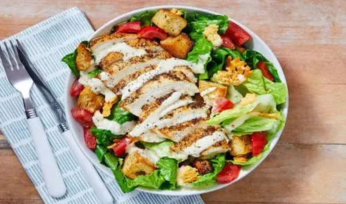 طرز تهیه سالاد سزار با فیله سوخاری