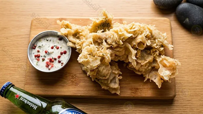 سینی کریسپی به همراه کاسه سس دست ساز و لیموناد در دوره آموزش تهیه کریسپی