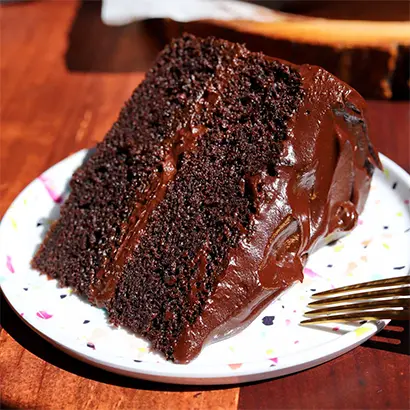 یک اسلایس کیک شکلاتی خیس