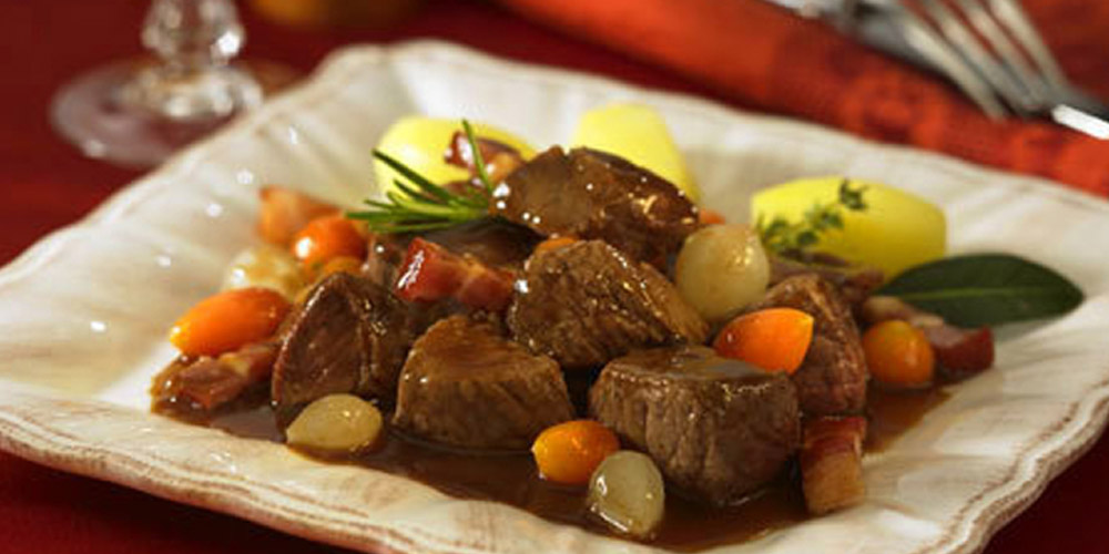 خوراک گوشت بورگینیون یکی از غذاهای قرانسوی خوشمزه