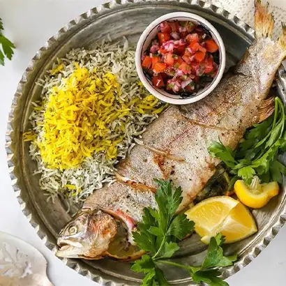 سبزیپلو با ماهی در دیس به همراه دورچین