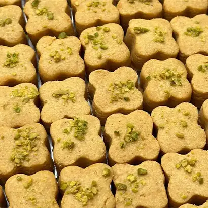 نمای نزدیک از یک بسته شیرینی نخودچی با گارنیش پسته