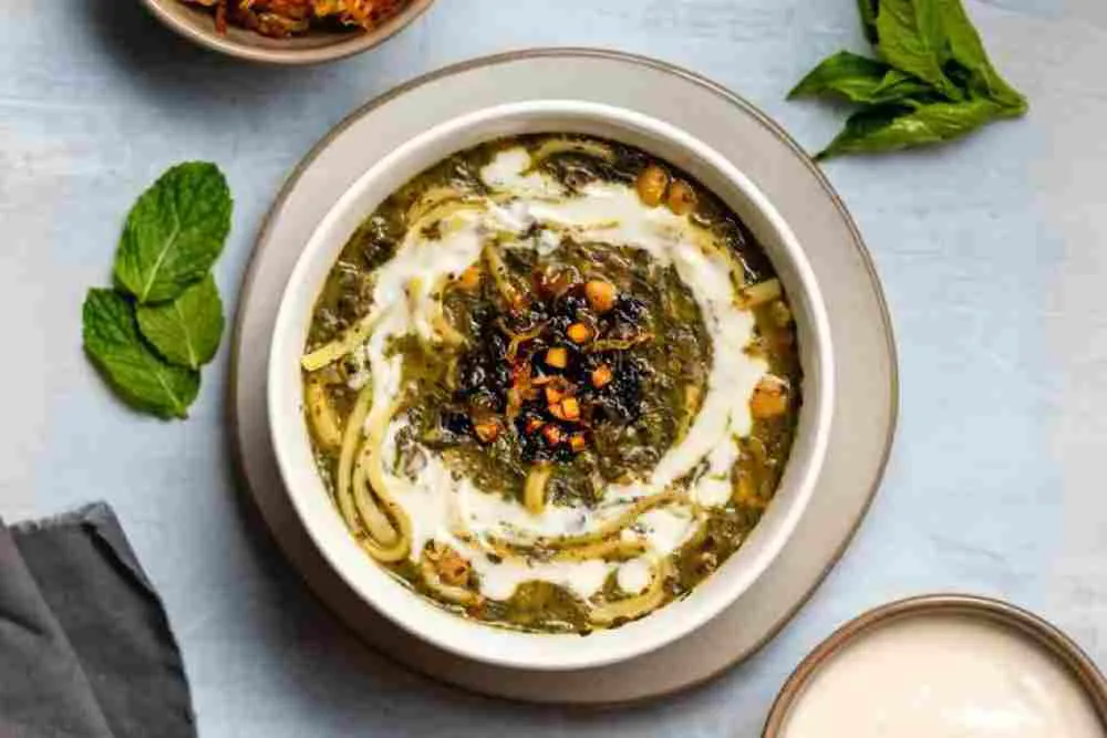 طرز تهیه یه آش رشته لعاب دار