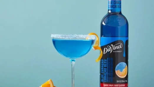 نوشیدنی با سیروپ بلو کاراسائو