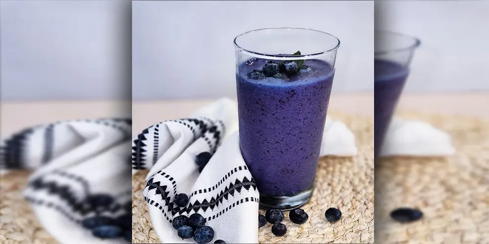 ماکتل بلو اسموتی با سیروپ بلو کاراسائو و بلوبری برای تزیین