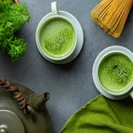 چای ماچا در فنجان در کنار همزن از جنس بامبو و قوری
