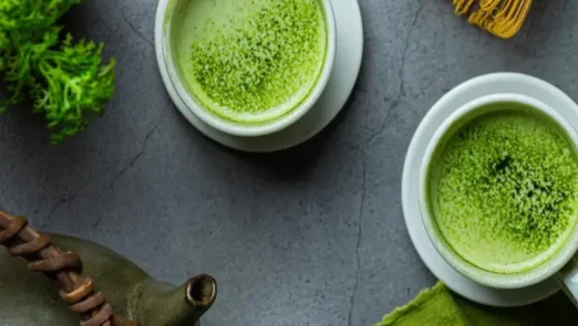 چای ماچا در فنجان در کنار همزن از جنس بامبو و قوری