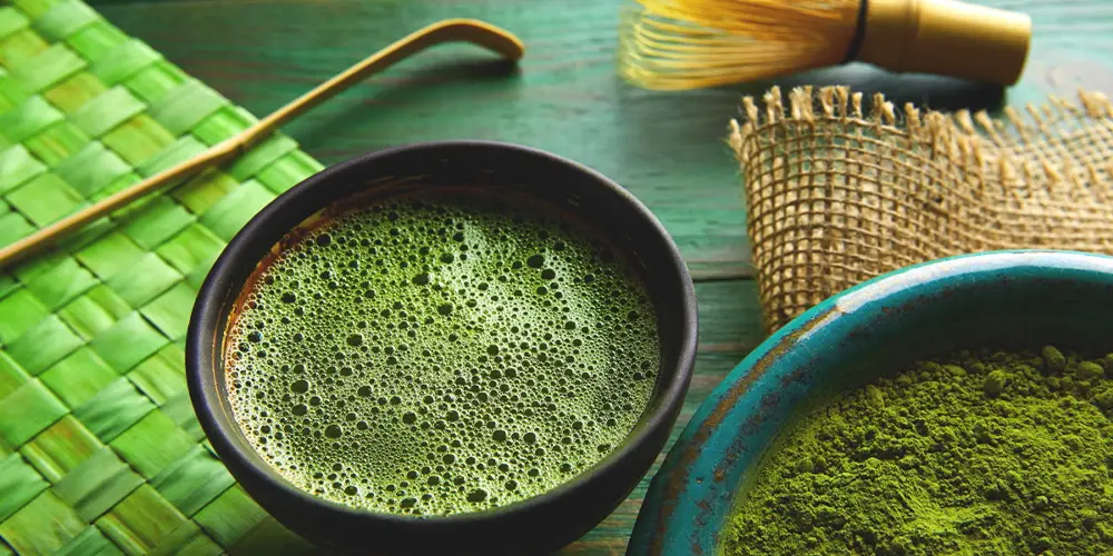 چای ماچای کفدار در کنار ابزار مخصوص آمادهسازی و پودر ماچا