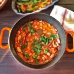 خوراک فاصولیه در قابلمه با تزیین سیزیجات