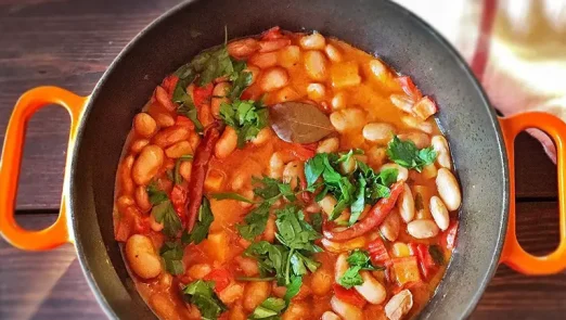 خوراک فاصولیه در قابلمه با تزیین سیزیجات