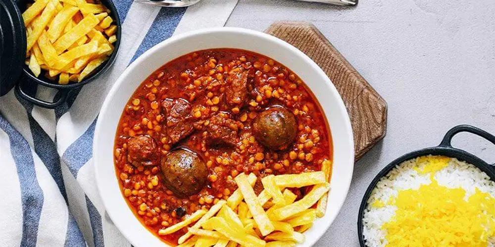 خورش قیمه زعفرانی به همراه سیب زمینی خلالی سرخ کرده و برنج