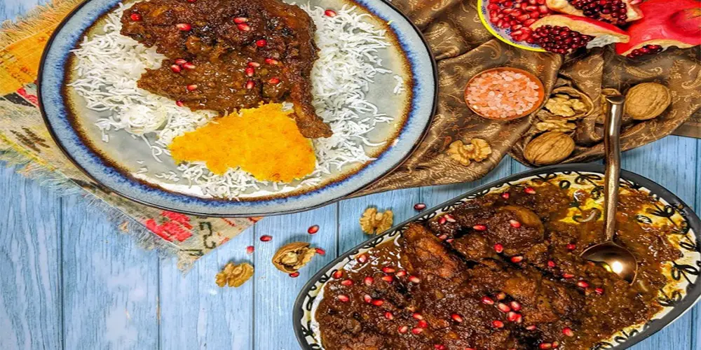 فسنجان زعفرانی با برنج و تزیین گردو و انار