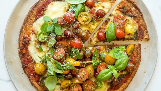 پیتزای رژیمی با تاپینگ سبزیجات