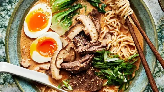 بله! می‌توان از براث سبزیجات و تاره سویا یا میسو استفاده کرد تا یک نسخه گیاهی خوش‌طعم و سبک داشته‌باشید.