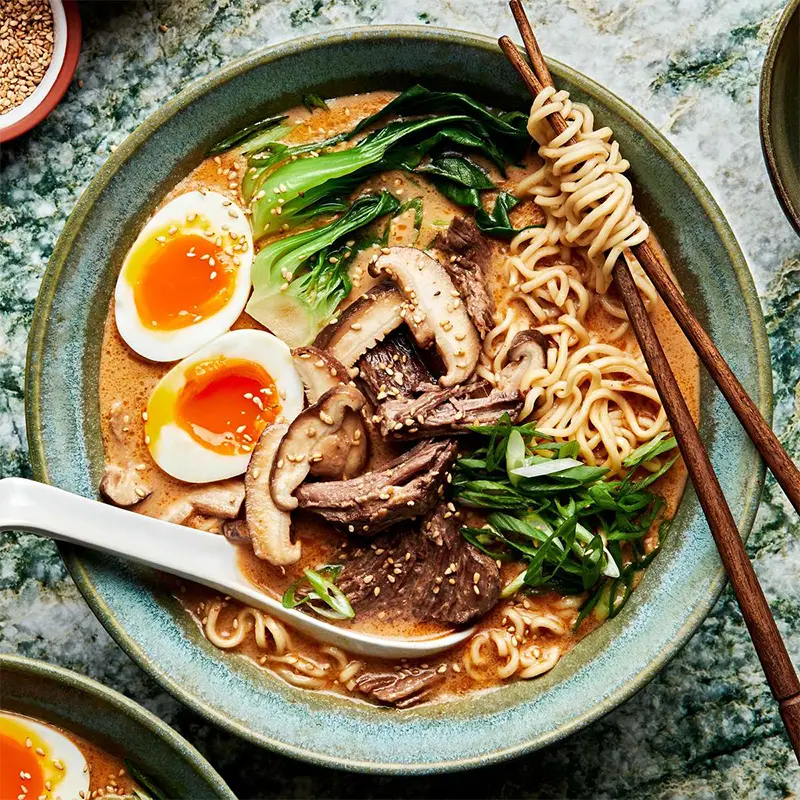 بله! میتوان از براث سبزیجات و تاره سویا یا میسو استفاده کرد تا یک نسخه گیاهی خوشطعم و سبک داشتهباشید.