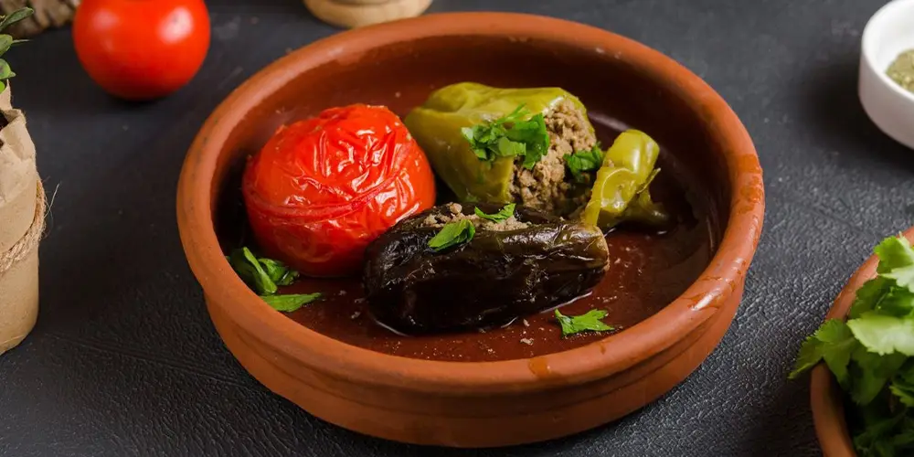 دلمه فلفل دلمه‌ای با دیگر انواع دلمه چه تفاوتی دارد؟