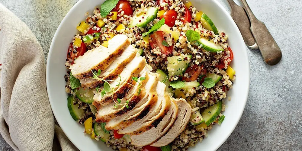 سالاد گرم کینوا با مرغ و سبزیجات