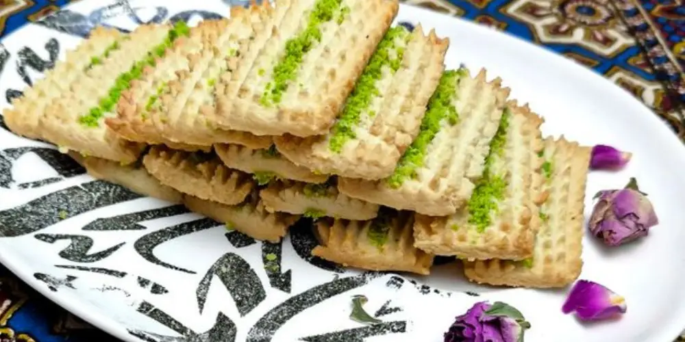 شیرینی چرخی عید به همراه گل محمدی