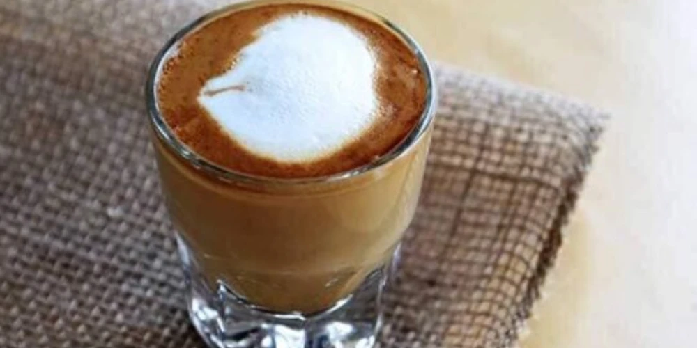 طرز تهیه کورتادو کافی&zwnj;شاپی با دستگاه