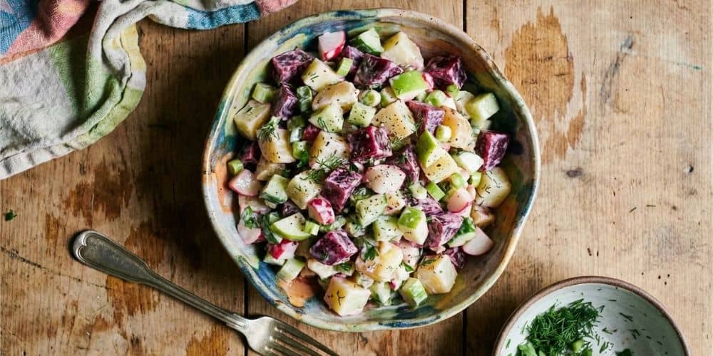 مراحل طرز تهیه سالاد لبو و سیب زمینی